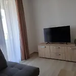 Toni *