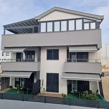 Toni Biograd Na Moru